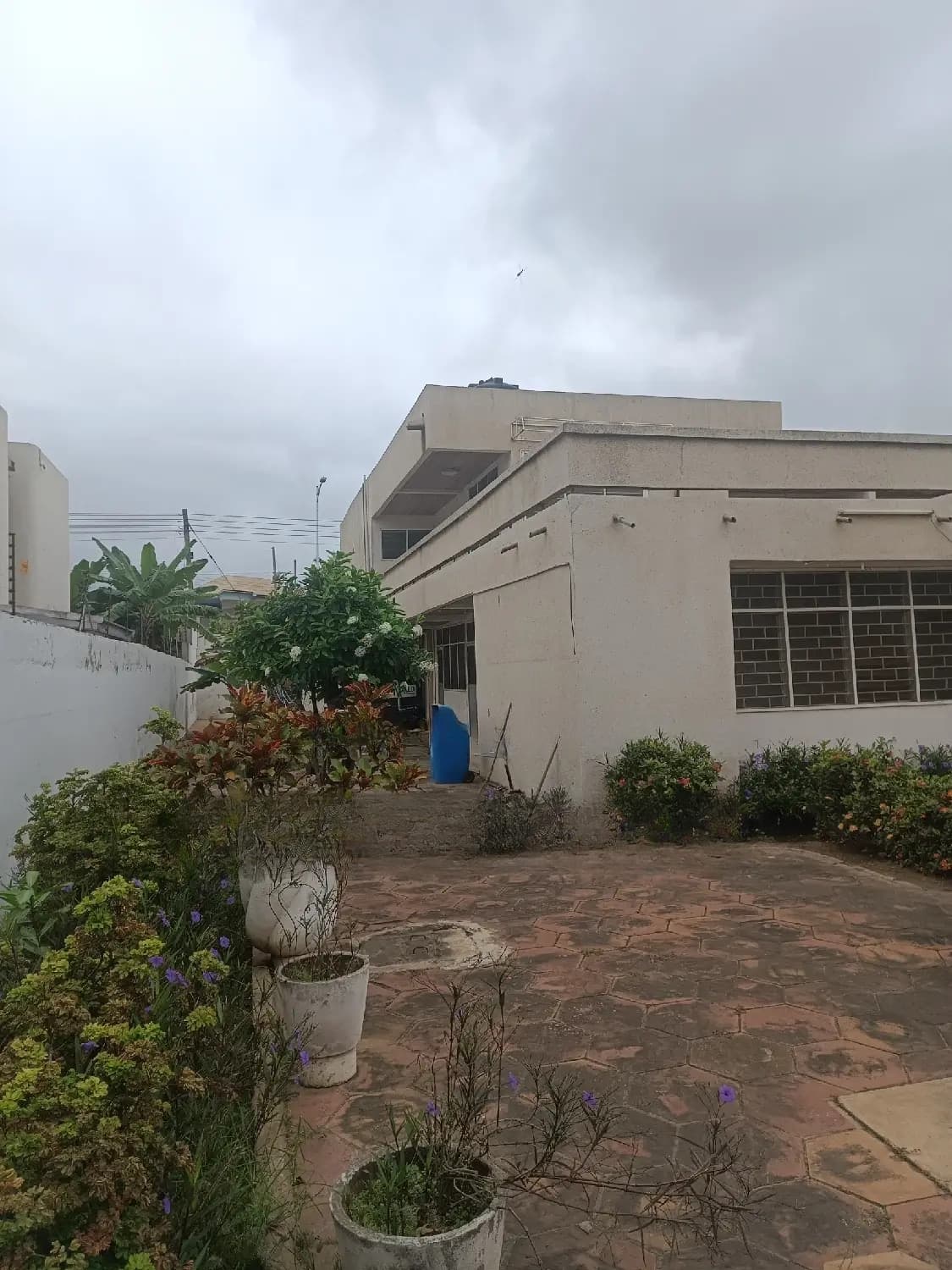 7bdrm House in Seekers Realty, Dzorwulu for sale - 7 bedroom House in Greater Accra, Dzorwulu - Sale
