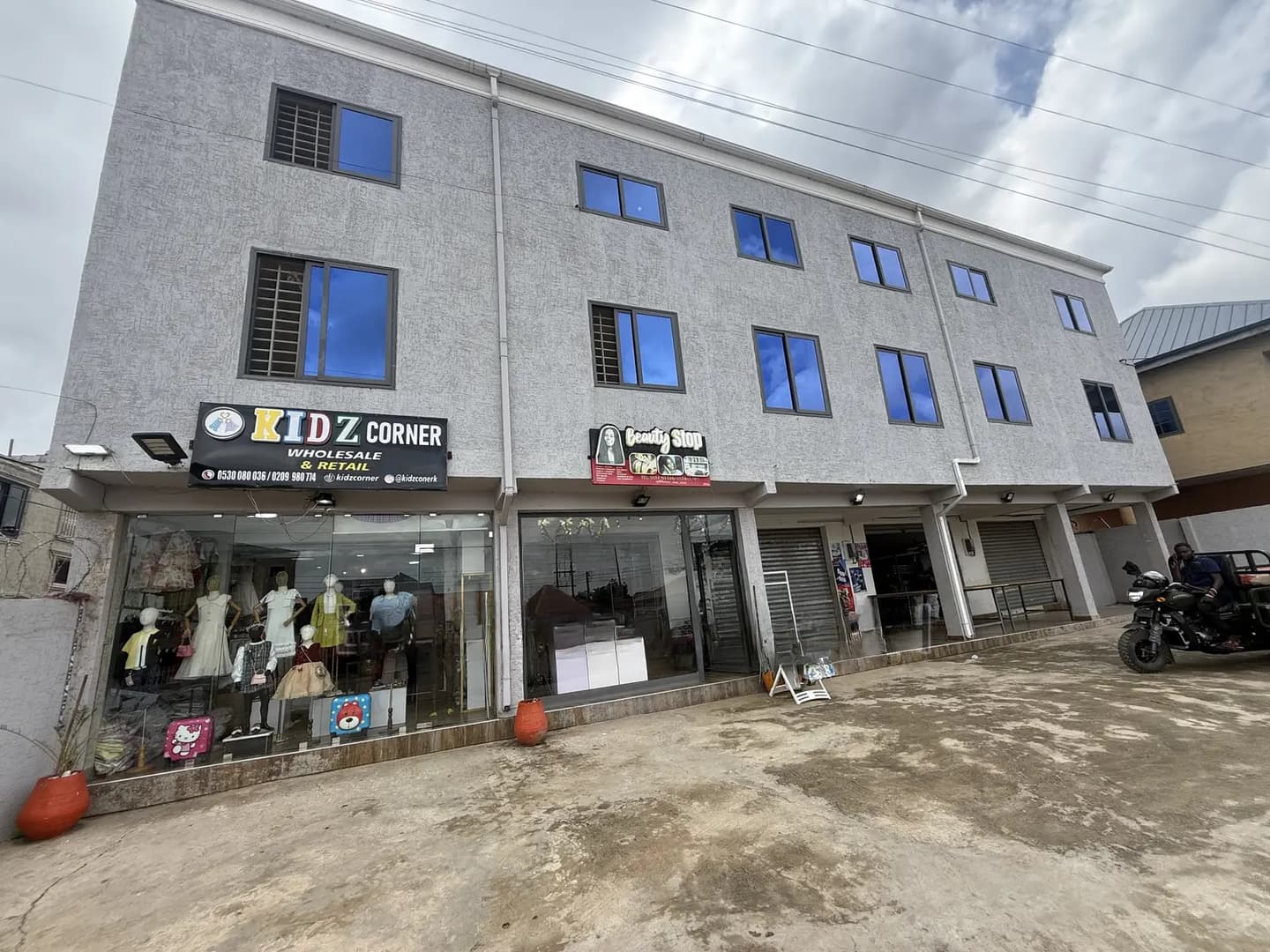 5 Stores and Apt for Sale at Ga Ablekuma Odumase - Commercial in Greater Accra, Ablekuma - Sale