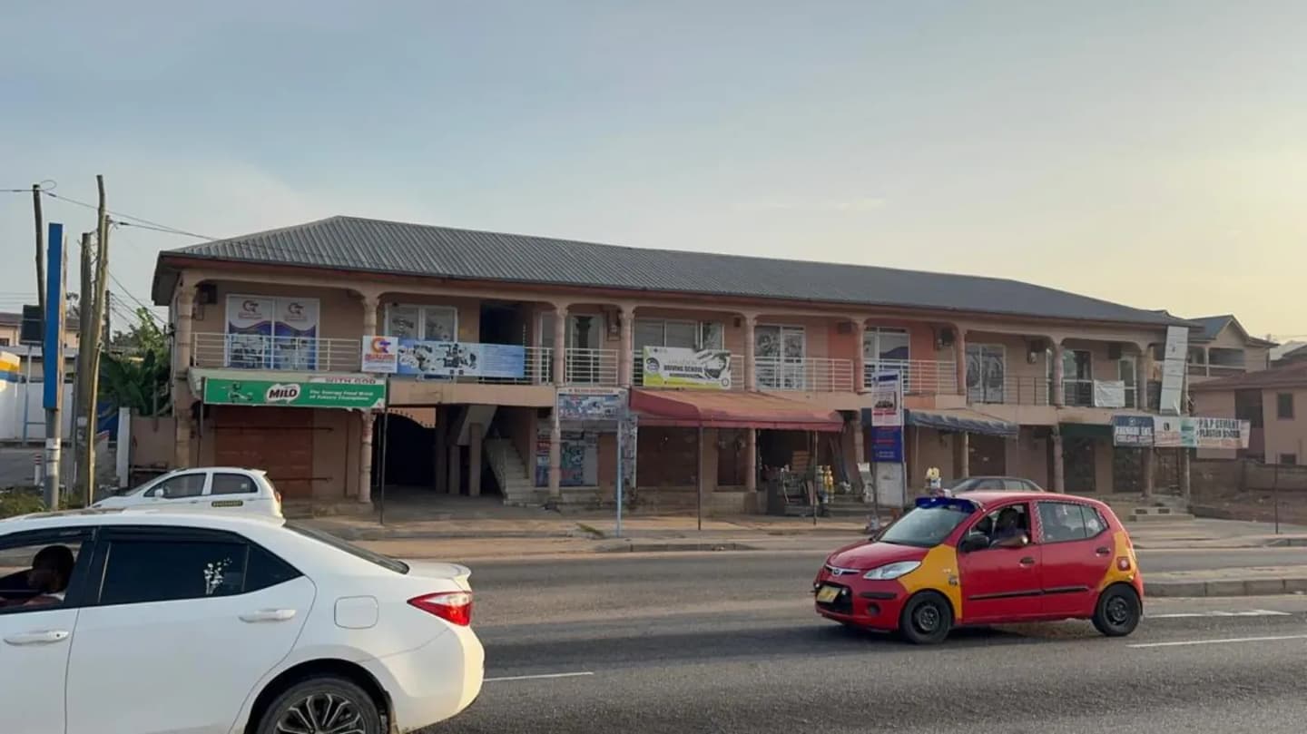 5 Beds House With 16 Shops Ablekuma - 5 bedroom Commercial in Greater Accra, Ablekuma, Fan Milk - Sale