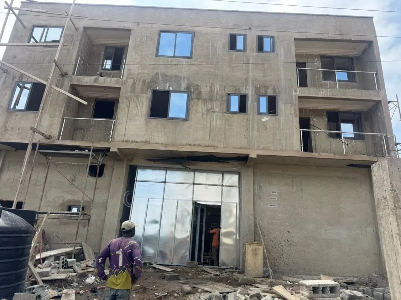 500 SQM Warehouse With
2 Units of 2bedroom Apartment
Big Office Space - 2 bedroom Commercial in Greater Accra, Achimota, Mile 7 - Rent