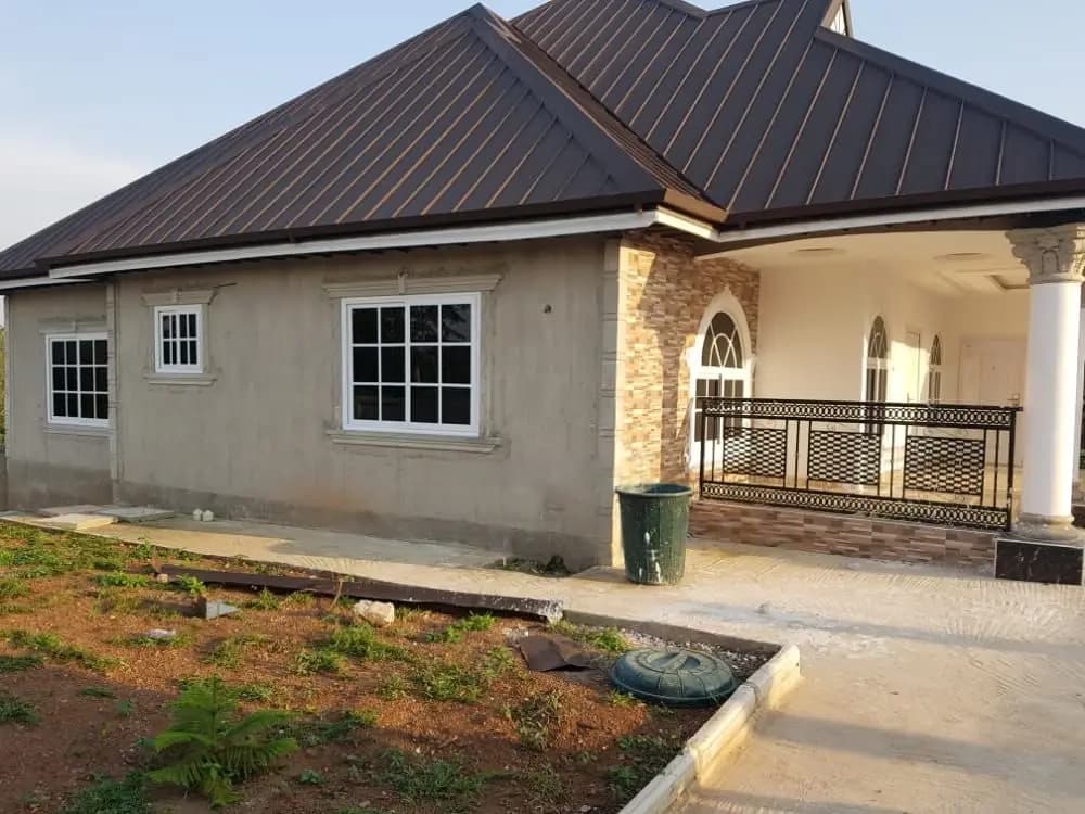 4bdrm Mansion in A S Construction And Berekum Municipal for sale - 4 bedroom House in Brong Ahafo, Berekum - Sale