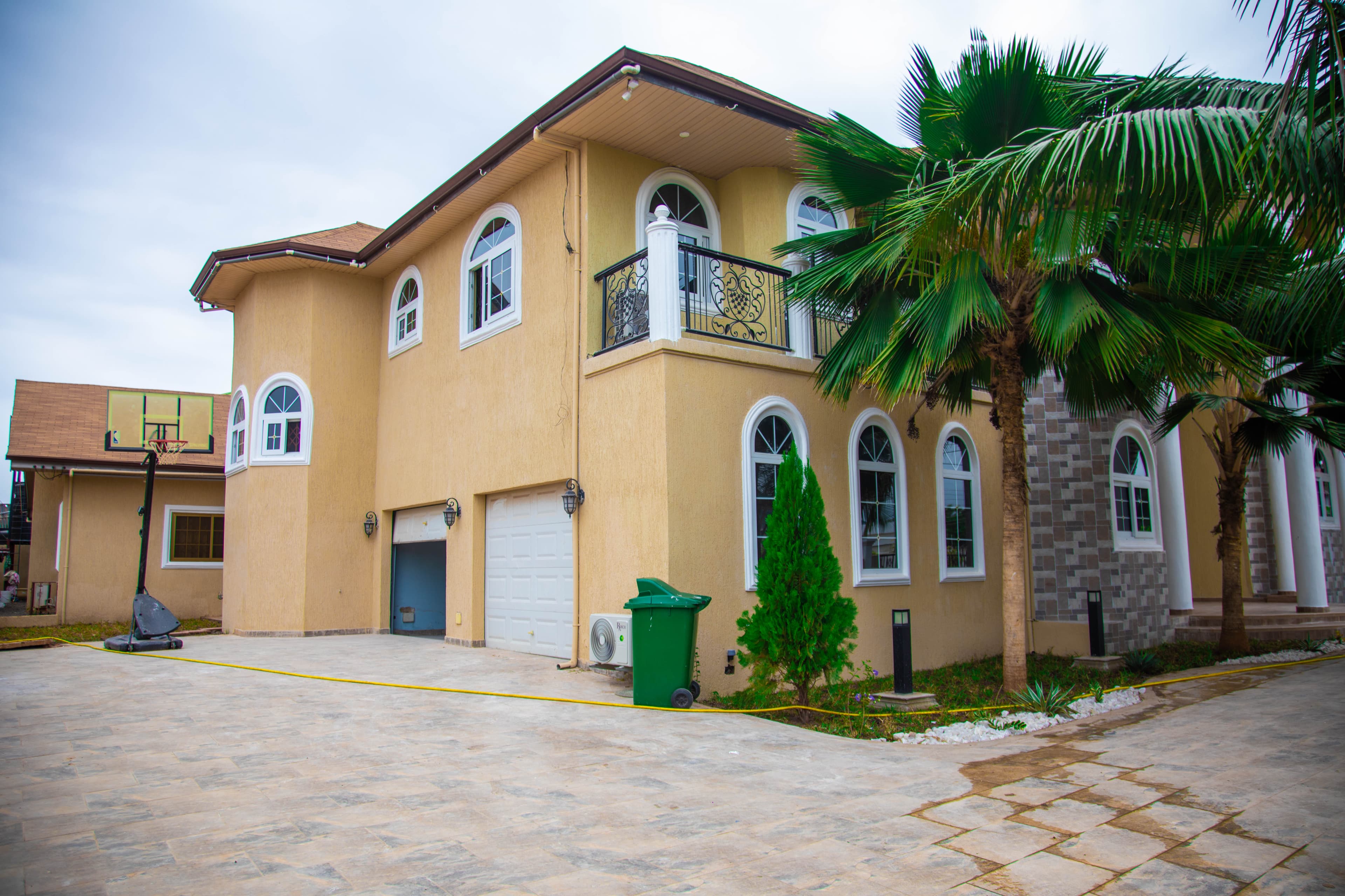 FIVE BEDROOM DETRACHED HOUSE FOR RENT IN ADJIRINGANOR - 5 bedroom House in Greater Accra, Adjiriganor - Rent