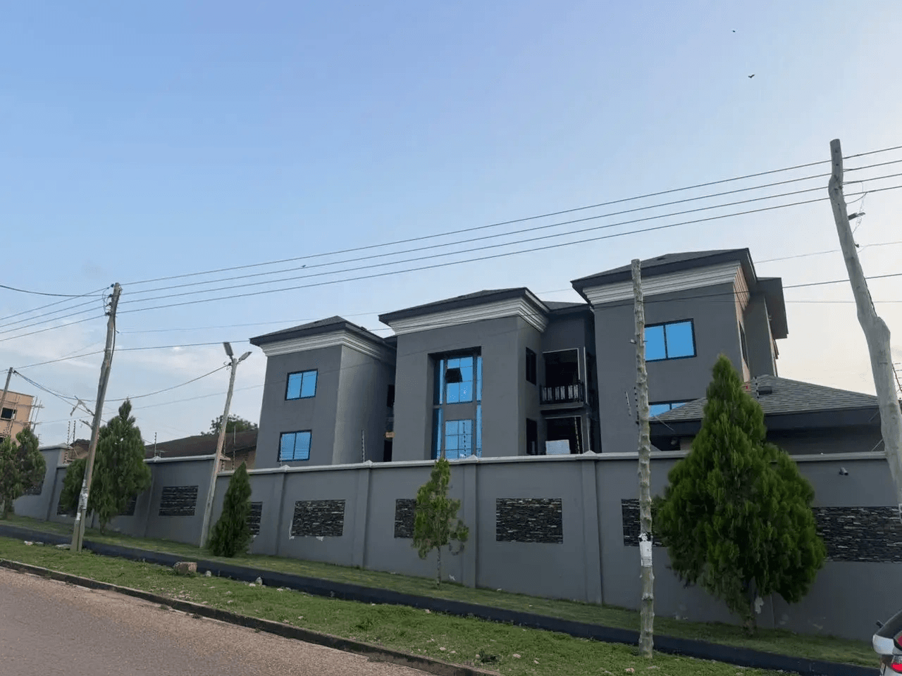 3bdrm Apartment in Sefdard Real Estate, Tantra Hills for rent - 3 bedroom Apartment in Greater Accra, Ga West - Rent